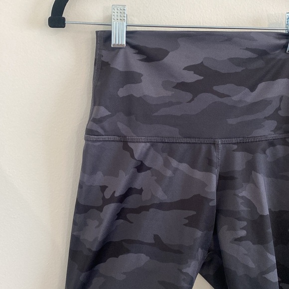 Beyond Yoga Lux High Waisted Biker Shorts Black and Gray Camo size Small - Picture 2 of 6